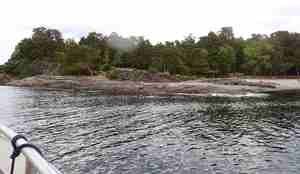 foto av en badestrand tatt fra en båt