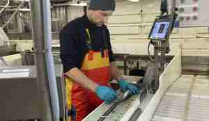 Foto av mann i det som ser ut som fiskefabrikk om bord