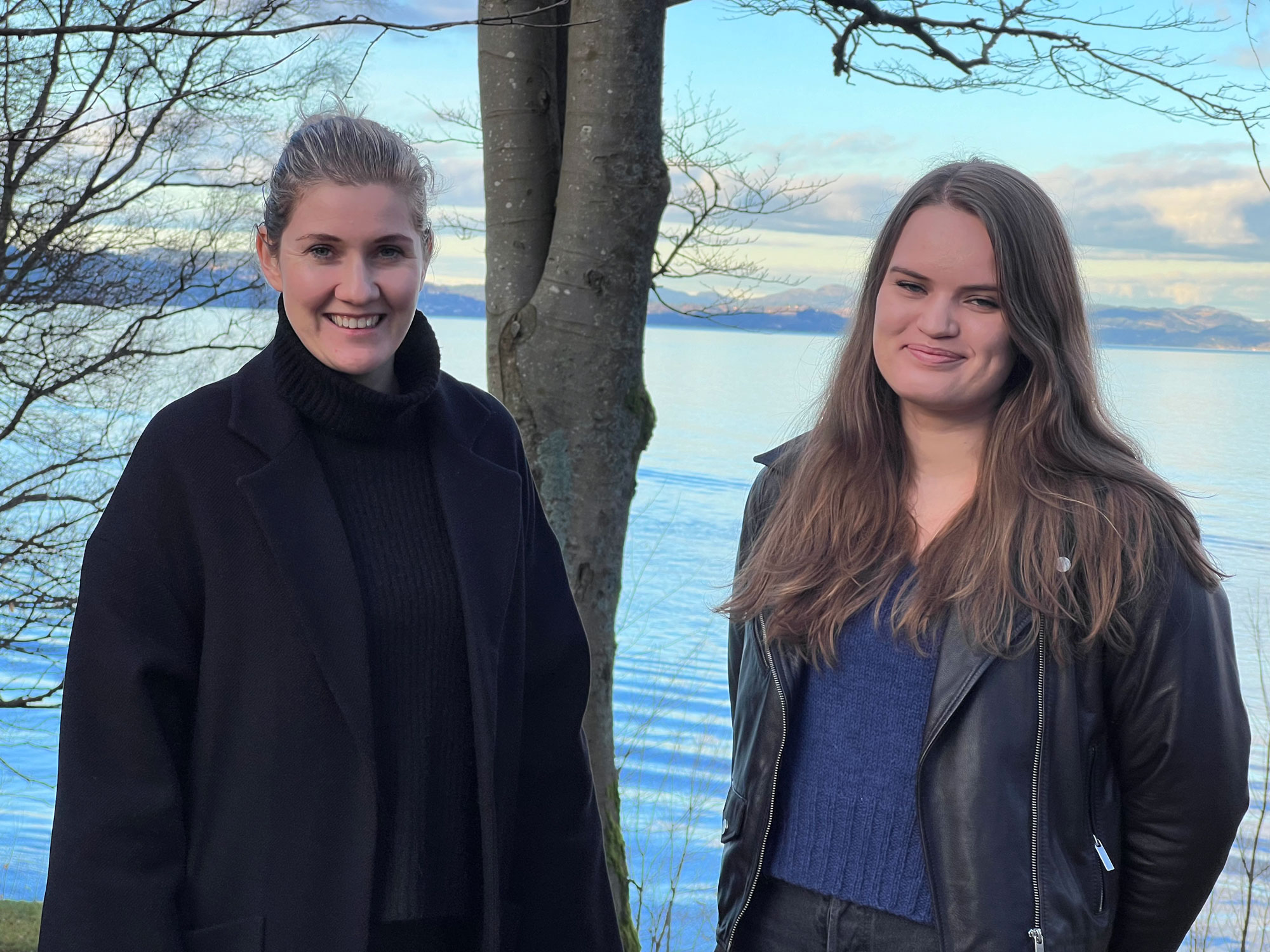 Foto av to kvinner.