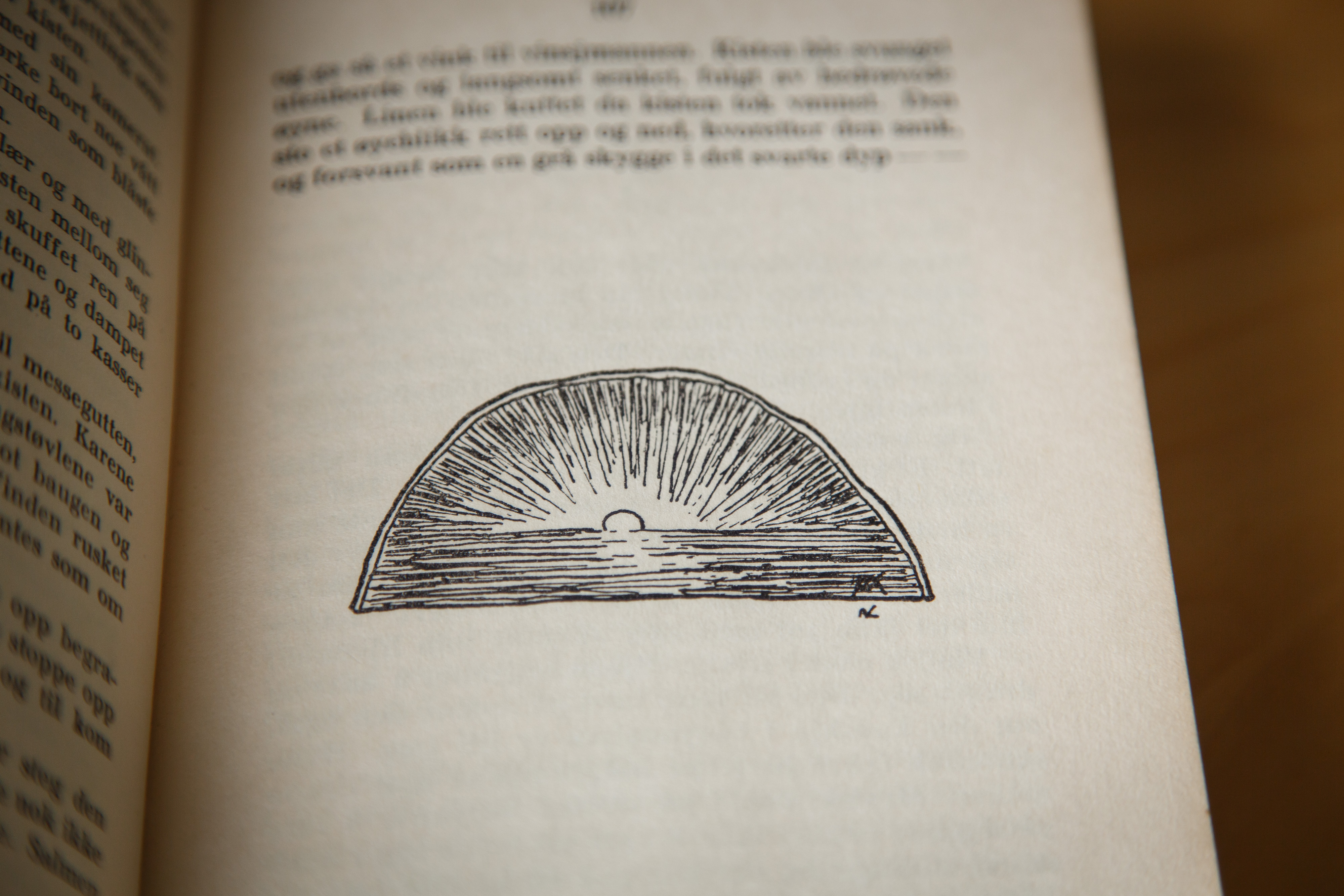 tegning av solnedgang i eldre gulnet bok