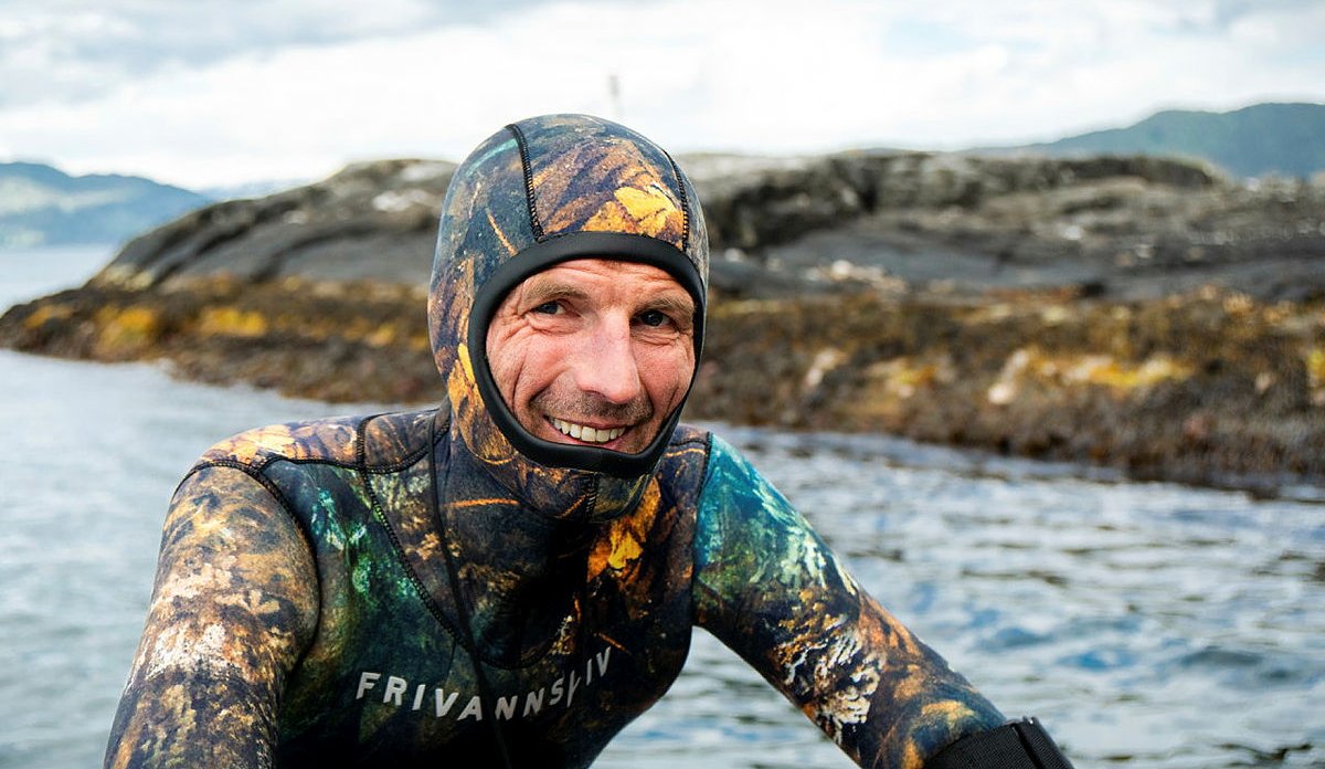 foto av mann sitt fjes i våtdrakt